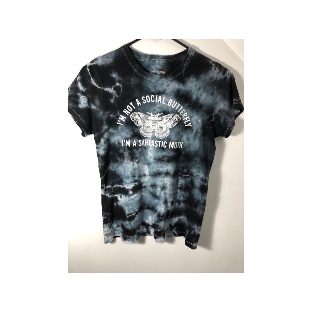 2/20$ MOTH GRAPHIC TEE HOT TOPIC